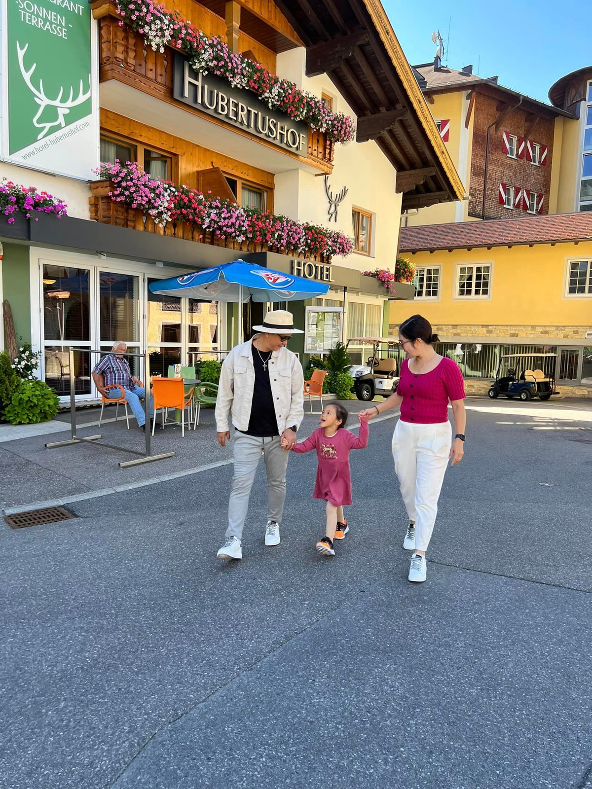 Vỡ kế hoạch sinh con gái út cách đây 4 năm, những tưởng việc chăm con nhỏ ở tuổi U50 khiến bà mẹ 4 con hao mòn nhan sắc. Thế nhưng, Nguyệt Hằng nhanh chóng lấy lại phong độ sau thời kỳ bỉm sữa.