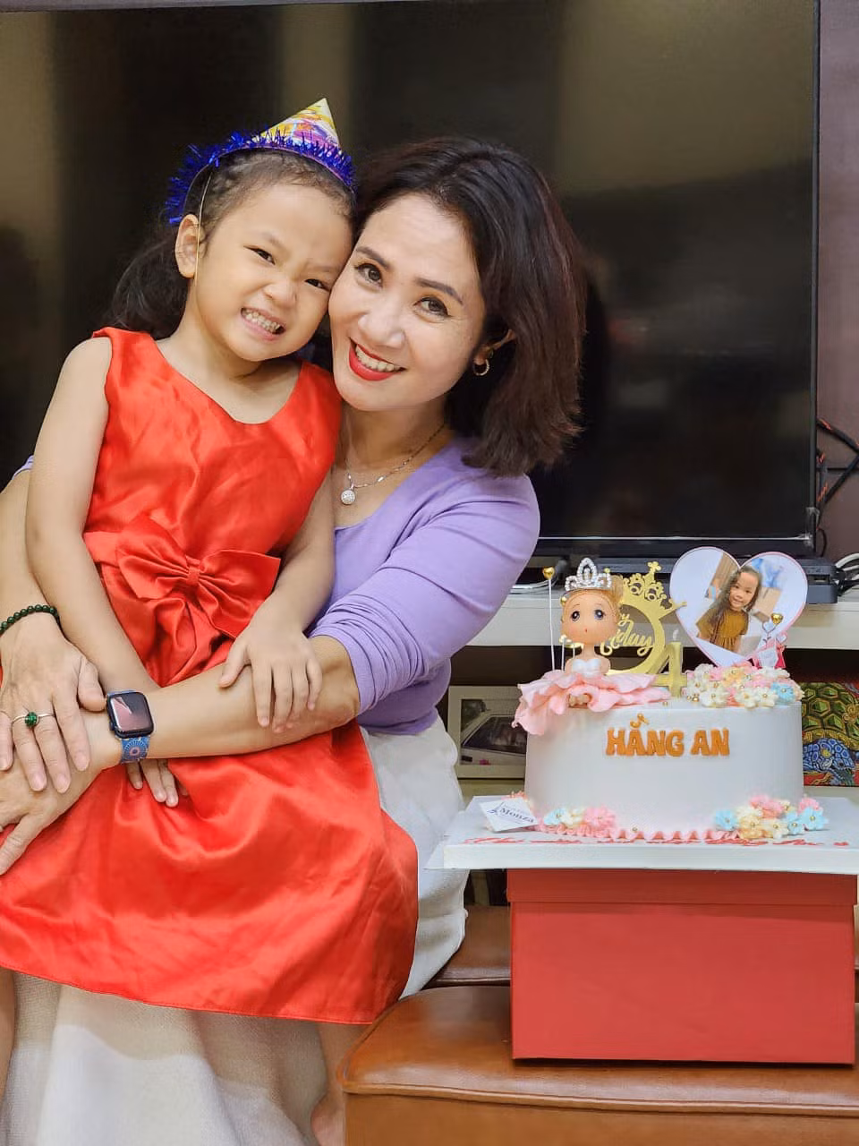 Nhìn Nguyệt Hằng không ai nghĩ cô đã sắp bước sang tuổi 50, ngày càng trẻ đẹp mặn mà.