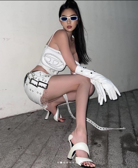 Set đồ trắng của "nữ hoàng nội y" gây chú ý với thiết kế khá "độc - dị".