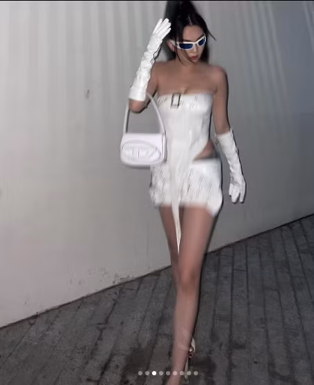 Phần áo cúp ngực và chân váy với điểm nhấn là "chi chít" dây thắt lưng.