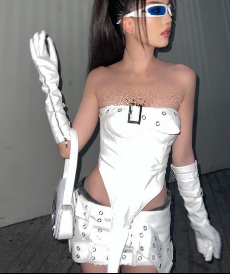 Vạt áo dài đến tận gót chân khiến cho trang phục của Ngọc Trinh trông khá "lạ mắt".