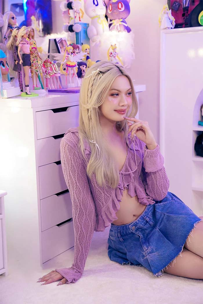 Vài năm trước, Đào Bá Lộc đã công khai mình là người đồng tính và cũng từ đó, ngoại hình của nam ca sĩ ngày càng nữ tính hơn.