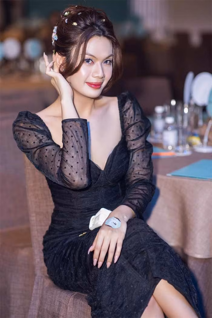 Trang phục sexy, khuôn mặt trang điểm kỹ, phong thái điệu đà, Đào Bá Lộc mỗi ngày lại khiến fan ngạc nhiên vì vẻ ngoài của mình.