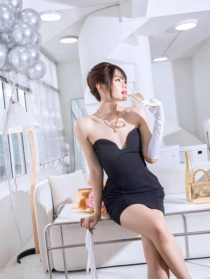 Với vóc dáng và kiểu tạo dáng này, nhìn Đào Bá Lộc chẳng khác gì nữ giới.