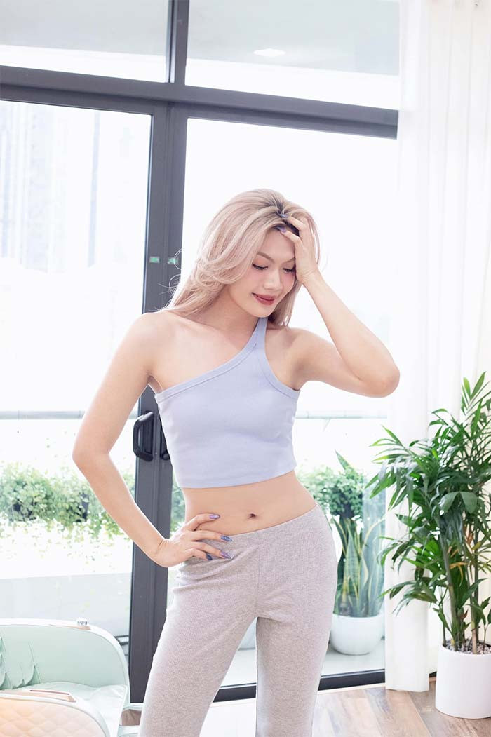 Vẻ ngoài ngày càng nữ tính nhưng nam ca sĩ sinh năm 1993 phủ nhận việc tiêm hormone để thân hình mềm mại.