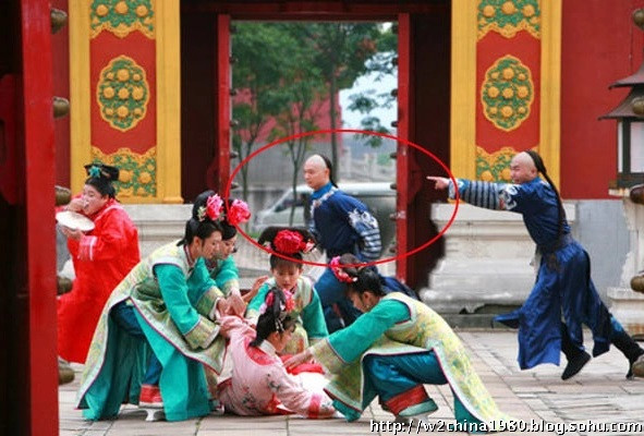 Sạn to đùng trong phim cổ trang "Tân Hoàn Châu cách cách" khi có sự xuất hiện của một chiếc ô tô ở ngoài cổng khiến khán giả "cười bò". Ảnh: Sohu.