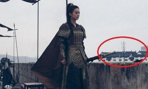 Trong phân cảnh Triệu Lệ Dĩnh hóa nữ tướng oai nghiêm bên thành lũy trong "Sở Kiều truyện", lại xuất hiện những căn biệt thự hiện đại ở phía xa. Ngoài ô tô hay biệt thự, máy tính Macbook, điện thoại, đồng hồ đeo tay... không ít lần "xuyên không" trong phim cổ trang Trung Quốc. Ảnh: Sohu.