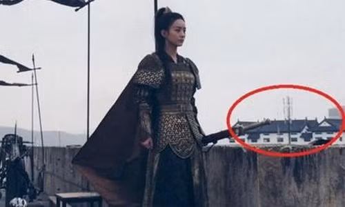 Trong phân cảnh Triệu Lệ Dĩnh hóa nữ tướng oai nghiêm bên thành lũy trong "Sở Kiều truyện", lại xuất hiện những căn biệt thự hiện đại ở phía xa. Ngoài ô tô hay biệt thự, máy tính Macbook, điện thoại, đồng hồ đeo tay... không ít lần "xuyên không" trong phim cổ trang Trung Quốc. Ảnh: Sohu.