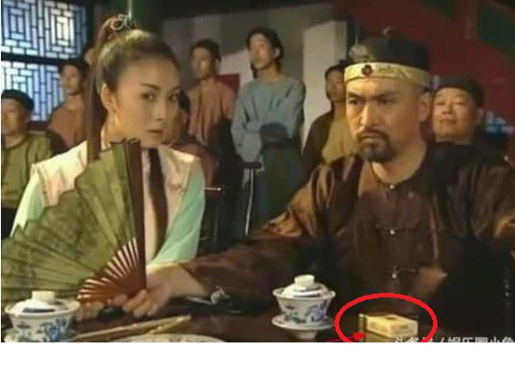 Đóng phim cổ trang nhưng không quên mang theo bao thuốc. Ảnh: Sina.