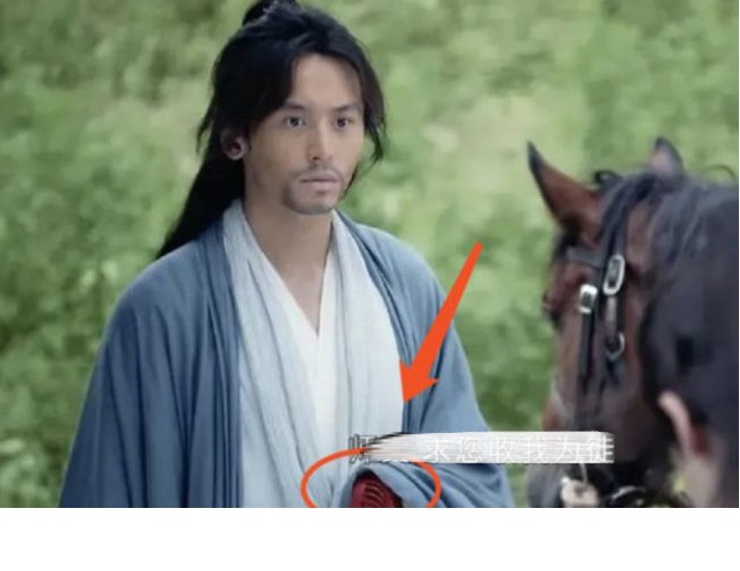 Trời nóng mà phải đóng bộ, Chu Tử Thư (Trương Triết Hạn thủ vai) trong "Sơn Hà lệnh" vô tình để lộ chiếc quạt mini "thủ sẵn" trong người. Ảnh: Sohu.