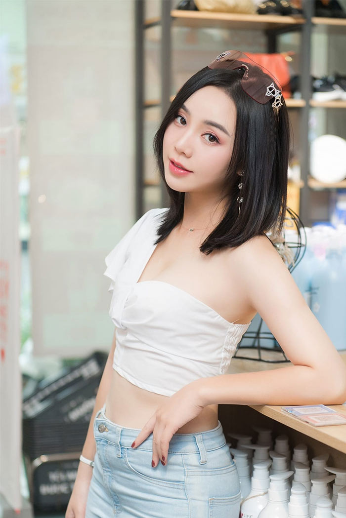 Quỳnh Kool sinh năm 1995, là gương mặt diễn viên trẻ triển vọng của VFC. Cô từng quen mặt với khán giả qua hàng loạt phim như: "Nàng dâu order", "Đừng bắt em phải quên", "Nhà trọ balanha", "Hướng dương ngược nắng", "Hãy nói lời yêu", "Anh có phải đàn ông không?", "Gara hạnh phúc"...