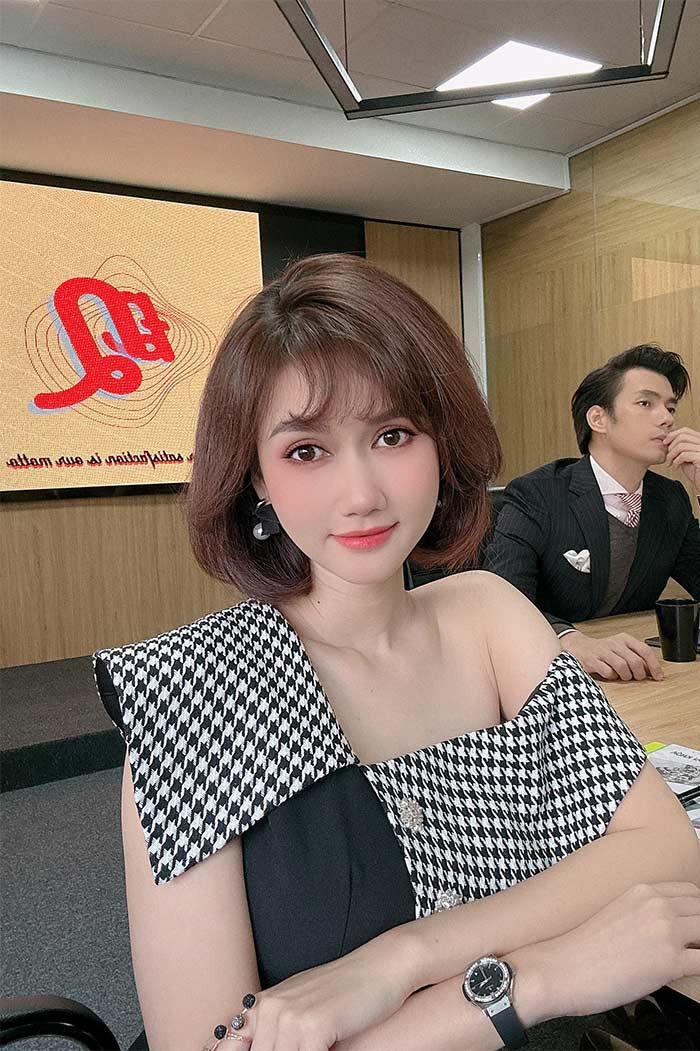 Hương Giang vào vai Mai Anh, trợ lý giám đốc Quân trong phim "Đừng làm mẹ cáu".