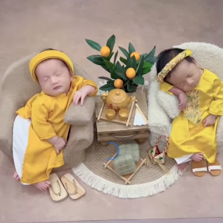 Mới đây, trên trang Fanpage lập riêng cho cặp song sinh Ka Ka - Muội Muội, Hà Trí Quang và người yêu đồng giới - ca sĩ Thanh Đoàn gây sốt khi khoe rõ mặt hai thiên thần nhỏ.