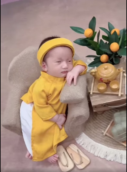 Mới được gần 20 ngày tuổi nhưng cặp song sinh nhà Hà Trí Quang đã được ba Quang và cha Đoàn đưa đến studio chụp ảnh nghệ thuật.