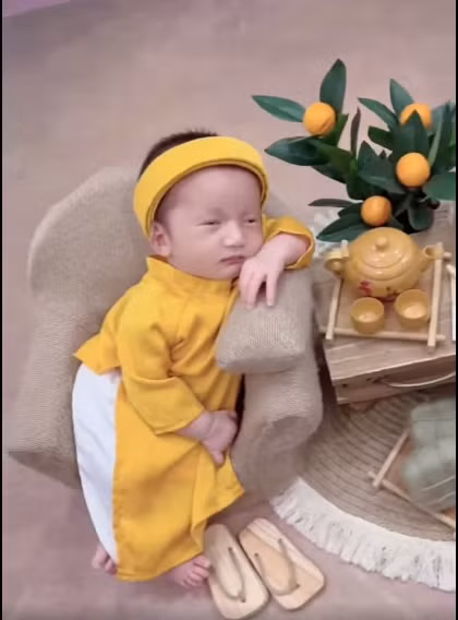 Mới được gần 20 ngày tuổi nhưng cặp song sinh nhà Hà Trí Quang đã được ba Quang và cha Đoàn đưa đến studio chụp ảnh nghệ thuật.