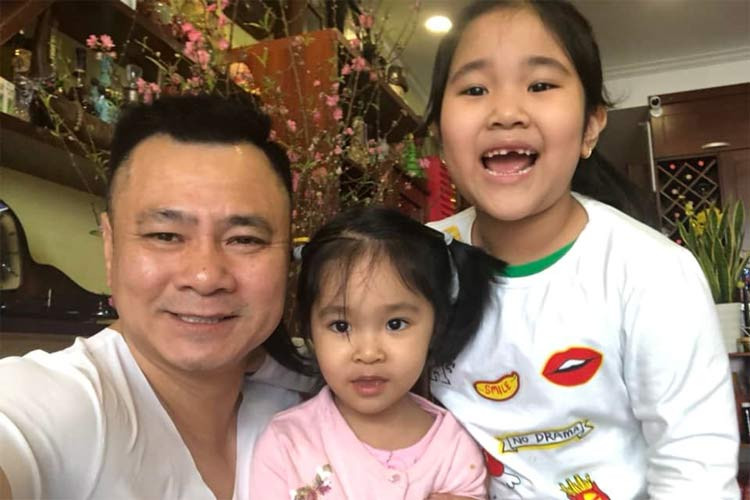 Hai cô con gái của Tự Long giống hệt bố. Ngoài công việc, hầu hết thời gian anh dành cho gia đình, nhất là 2 cô con gái nhỏ.