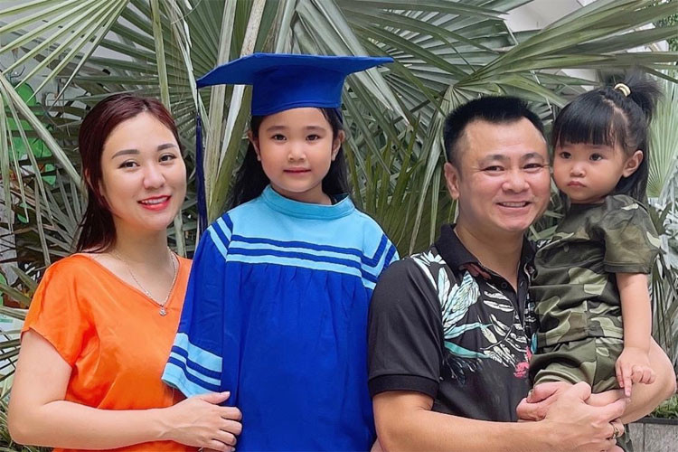 Tự Long chia sẻ, anh may mắn vì gặp được người phụ nữ hiểu mình và chu đáo với gia đình chồng, là hậu phương vững chắc để anh toàn tâm với công việc nghệ thuật.