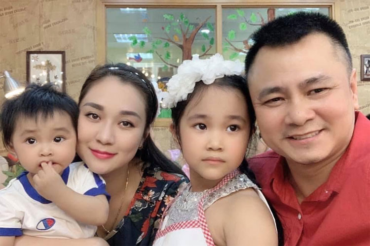 Bà xã của NSND Tự Long sở hữu vẻ đẹp dịu dàng, gương mặt phúc hậu, làn da trắng mịn.