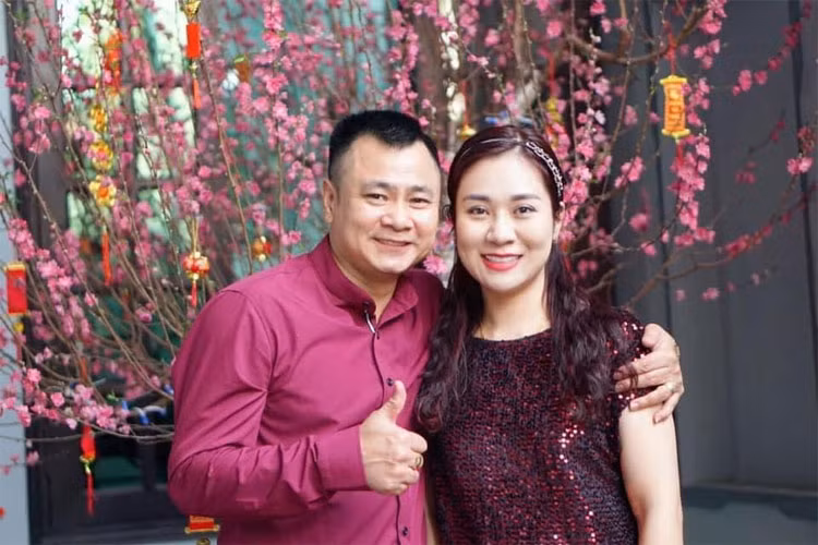 Bà xã của nam diễn viên sinh năm 1973 không chỉ sở hữu vẻ ngoài bắt mắt mà còn là người vợ, người mẹ rất chăm chỉ, đảm đang.