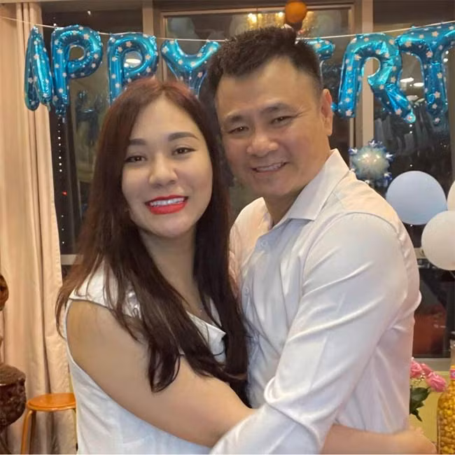 Minh Nguyệt kém Tự Long 12 tuổi. Hai người kết hôn vào tháng 5/2015.