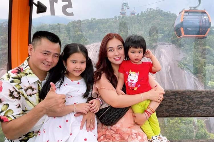 Khi có thời gian rảnh, Tự Long thường đưa vợ và hai con đi du lịch khắp nơi.