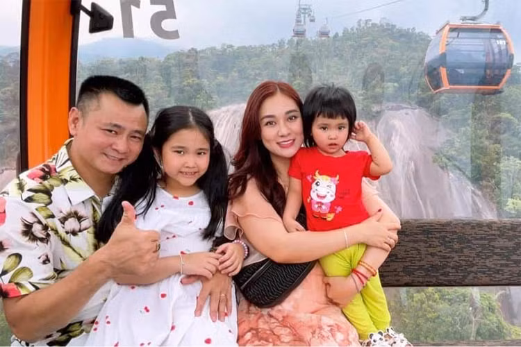 Khi có thời gian rảnh, Tự Long thường đưa vợ và hai con đi du lịch khắp nơi.