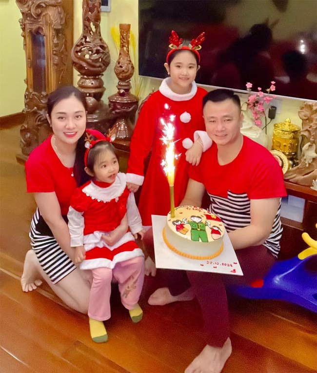 Là người bận rộn công việc nhưng về đến nhà Tự Long không nề hà giúp đỡ vợ từ đi chợ, nấu cơm, ru con ngủ.