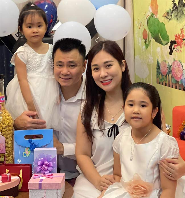  Tự Long đang có cuộc sống hạnh phúc bên người vợ thứ hai - Minh Nguyệt, giảng viên của trường Đại học Văn hoá Nghệ thuật Quân đội và hai cô con gái đáng yêu.