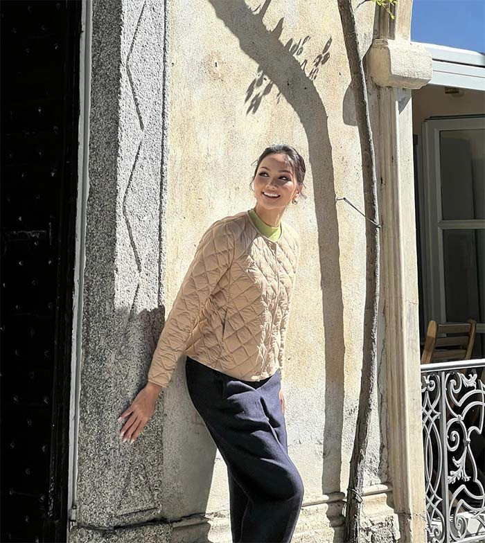 Trong chuyến xuất ngoại lần này, H'Hen Niê chỉ chú trọng những trang phục giữ đủ ấm, gọn gàng để dễ dàng di chuyển.