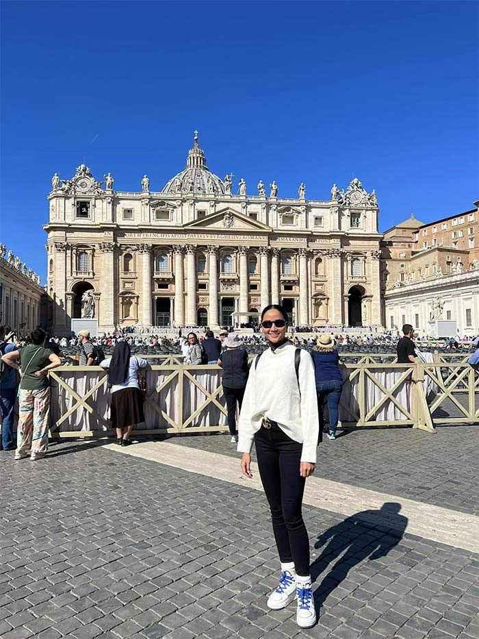 Tới Italy để tham dự Tuần lễ thời trang Milan, thời trang dạo phố của H'Hen Niê tối giản hết sức.