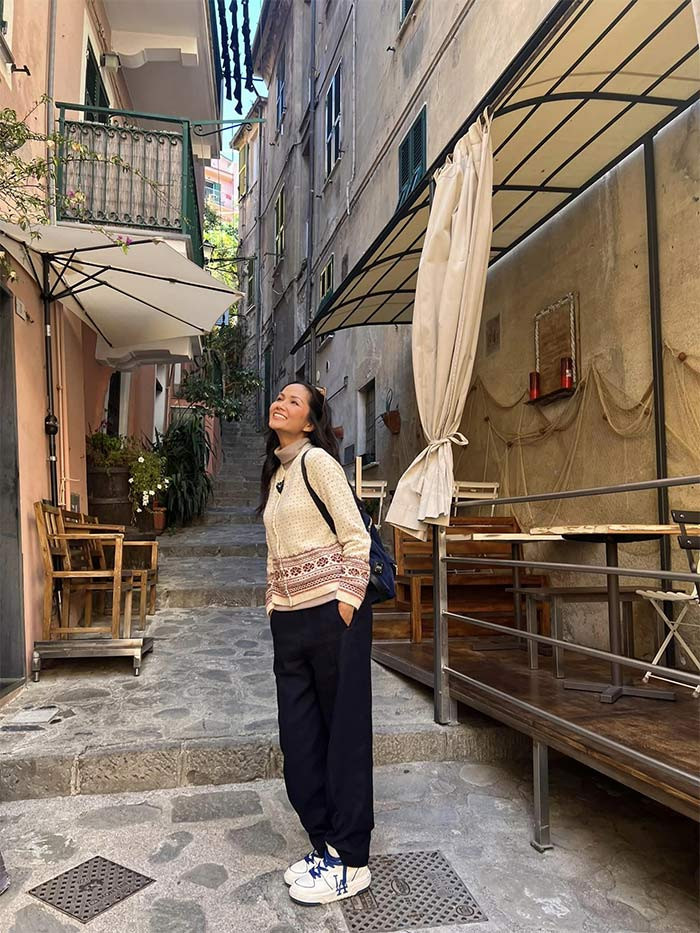Áo khoác cadigan, quần sẫm màu, giầy thể thao cùng chiếc ba lô khoác vai là người đẹp gốc Ê Đê đã tự tin để dạo phố Italy.