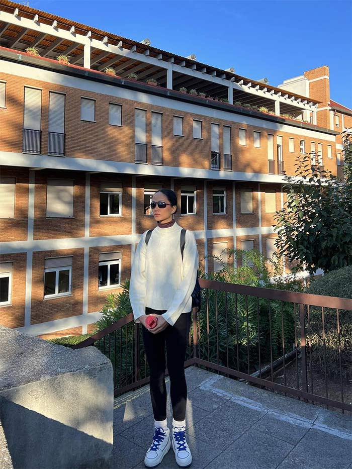 "Trong chuyến đi lần này của Hen, Hen chỉ lựa chọn màu tối giản. Vì tính chất di chuyển ga tàu nhiều nên hành lý làm sao cho nhẹ, mặc vẫn ấm và vẫn đáng yêu hài hoà với nơi mình đến", Hoa hậu Hoàn vũ Việt Nam 2017 chia sẻ trên trang cá nhân.