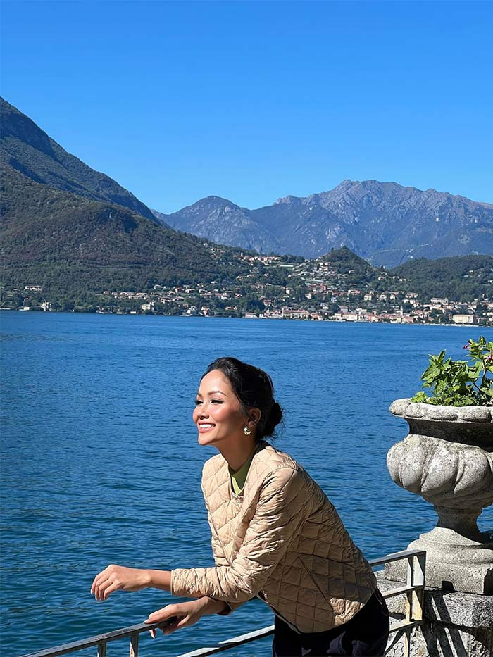 Áo khoác trần trám, quần đen, tóc búi cao, out fit đơn giản nhất có thể nhưng người đẹp sinh năm 1992 vẫn thần thái rạng ngời.