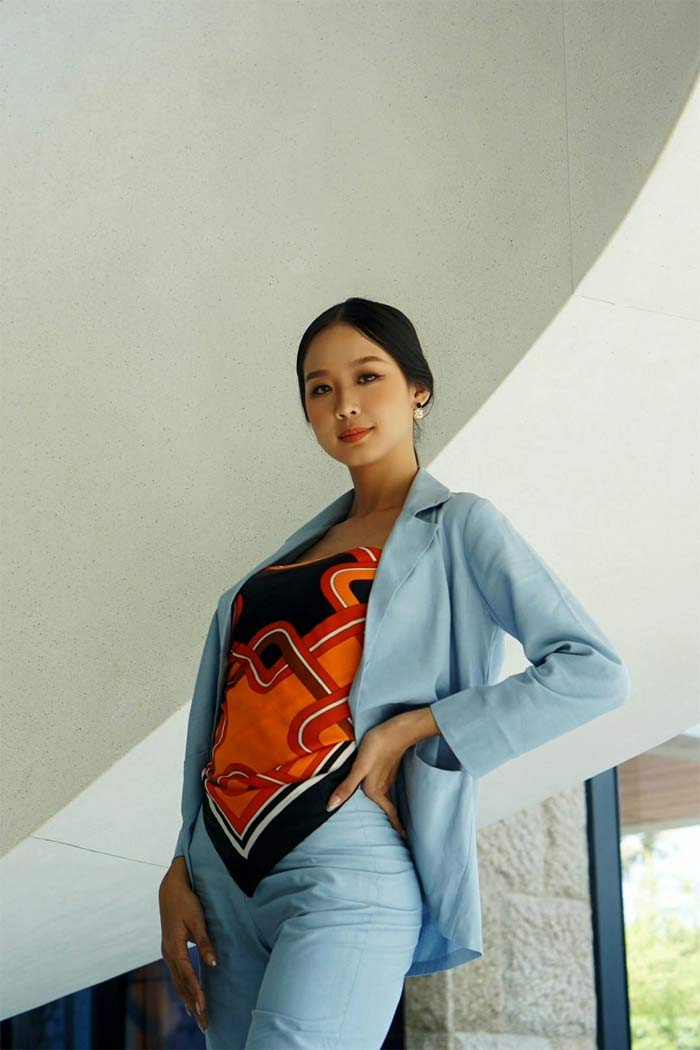 Khác với vẻ lộng lẫy khi diện các loại xiêm y tham gia Hoa hậu Thế giới Việt Nam 2022, ngoài đời, người đẹp sinh năm 2001 lại chọn cho mình phong cách phóng khoáng, đơn giản.