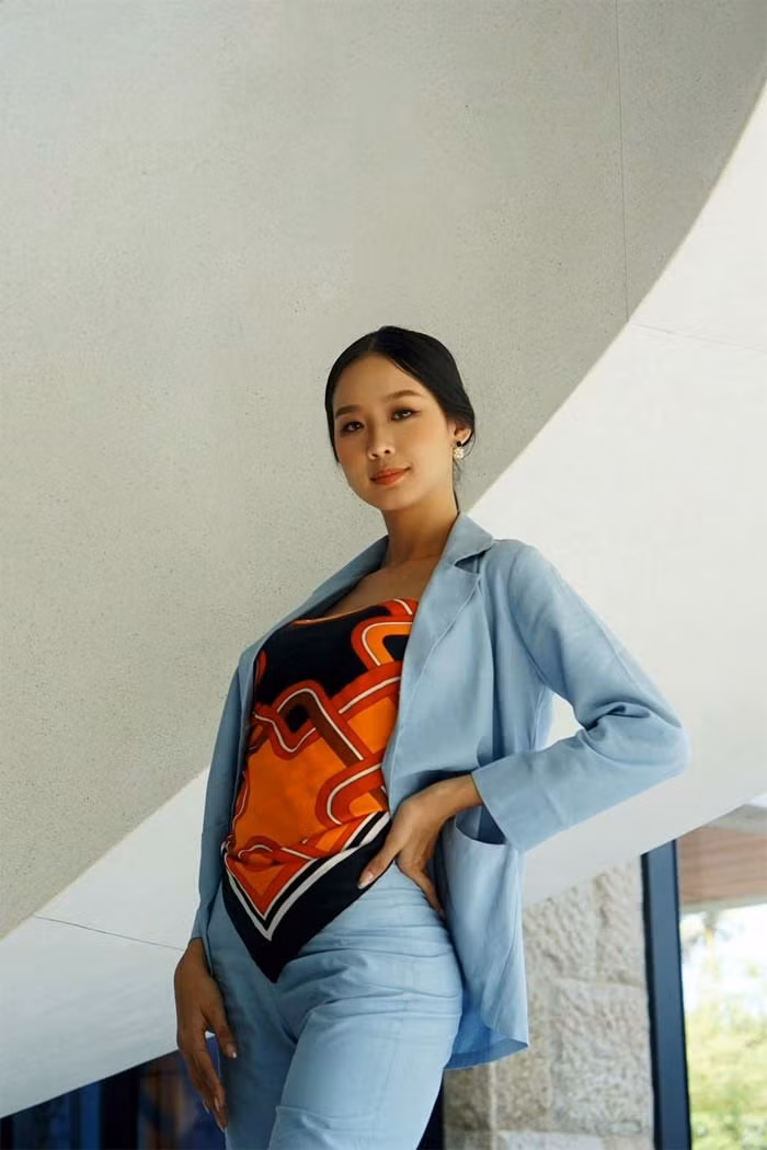 Khác với vẻ lộng lẫy khi diện các loại xiêm y tham gia Hoa hậu Thế giới Việt Nam 2022, ngoài đời, người đẹp sinh năm 2001 lại chọn cho mình phong cách phóng khoáng, đơn giản.