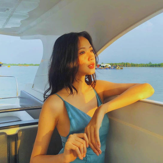 Chiếc váy hai dây màu xanh da trời là trang phục Bảo Ngọc chọn mặc trong một chuyến đi chơi thuyền.