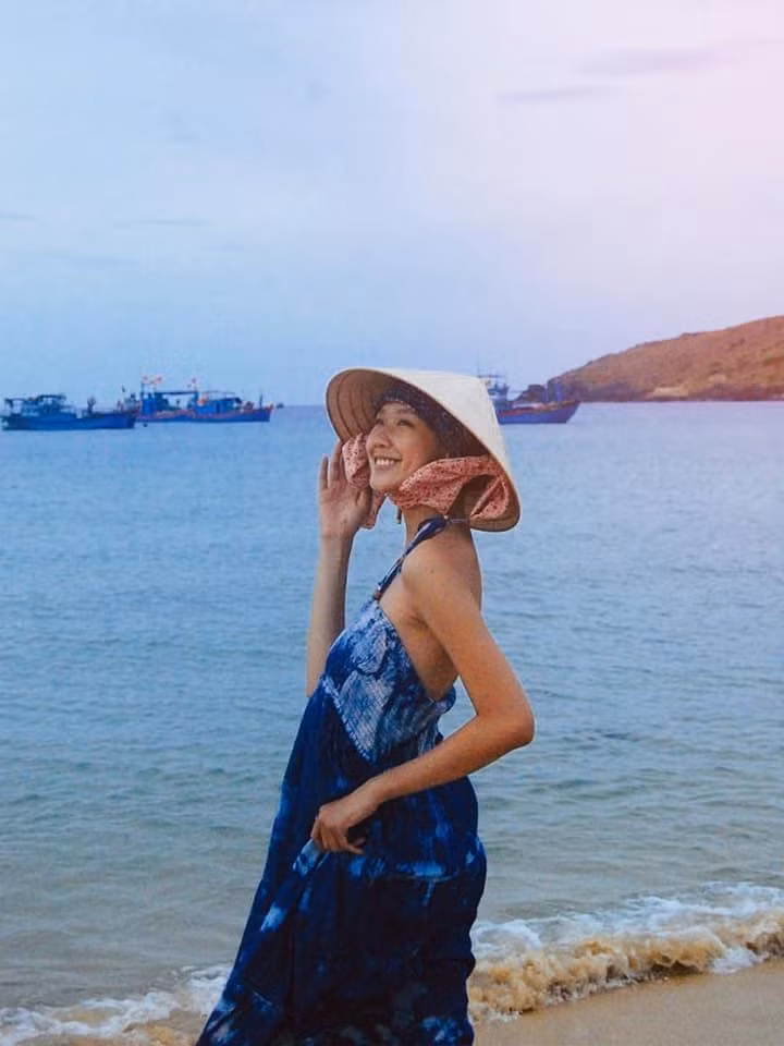 Á hậu 1 Hoa hậu Thế giới Việt Nam 2022 gây chú ý với style váy maxi kết hợp với nón lá.