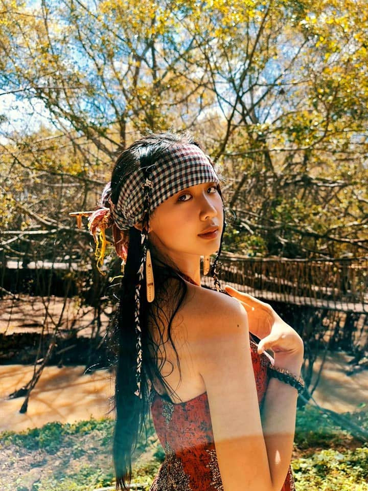 Bảo Ngọc cuốn hút không phải bởi váy áo gợi cảm hay hàng hiệu mà bởi cô kết hợp những phụ kiện khăn, khuyên tai, vòng rất hợp gu với nhau.