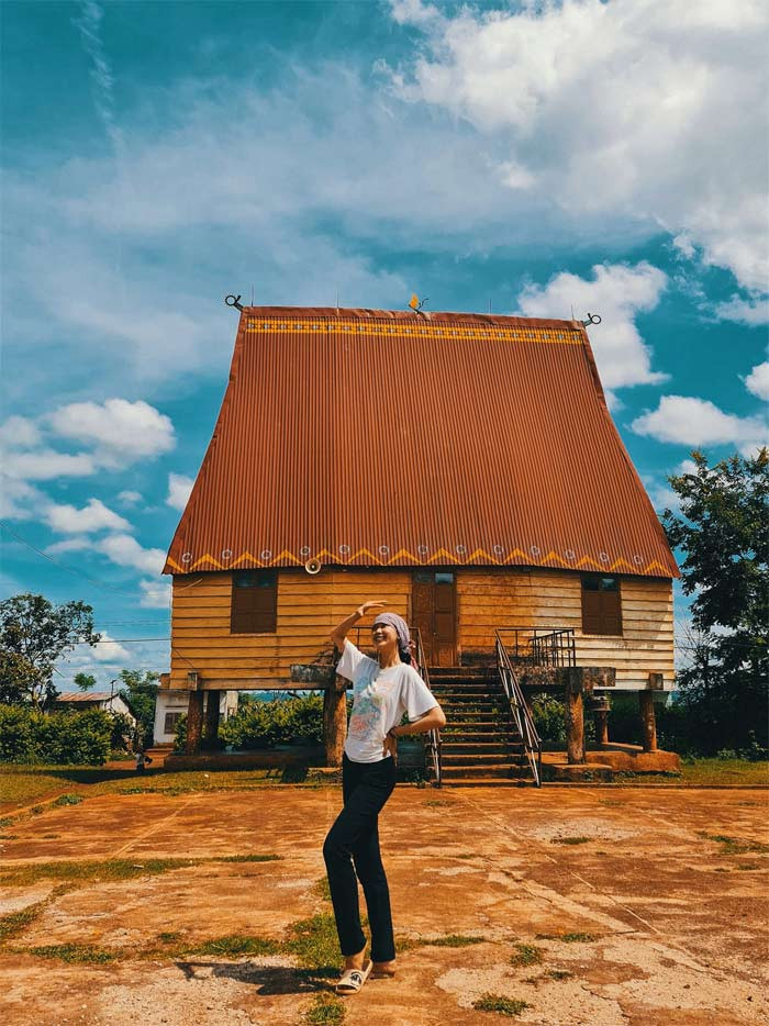 Áo phông trắng, quần jeans đen, chân đi dép lê, đầu quấn khăn rằn, Bảo Ngọc vẫn rất nổi bật trong một chuyến đi Pleiku.