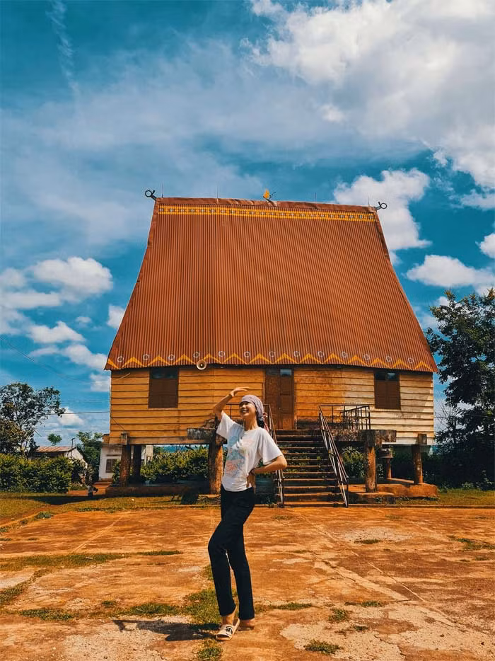 Áo phông trắng, quần jeans đen, chân đi dép lê, đầu quấn khăn rằn, Bảo Ngọc vẫn rất nổi bật trong một chuyến đi Pleiku.