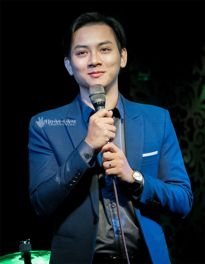 Ngoài ca hát, Hoài Lâm còn tham gia một số tiểu phẩm hài của nghệ sĩ Hoài Linh và các tiết mục của Sân khấu kịch Nụ cười Mới - TP HCM.