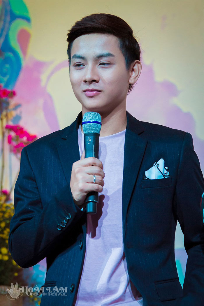 Giọng ca "Hoa nở không màu" còn đóng phim hài Tết "Quý tử bất đắc dĩ" (năm 2014) và "Tía tui là cao thủ" (năm 2015), "Yêu em bất chấp" (năm 2018).