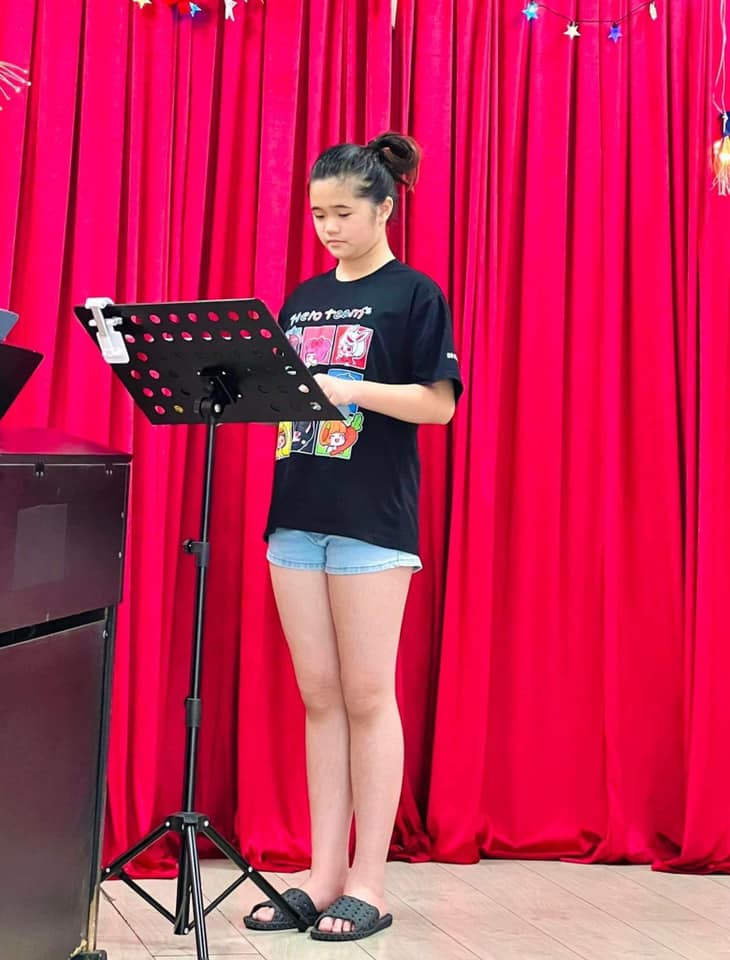 "Giờ trông chờ bà lớn lột xác xinh đẹp như Hoa hậu Thiên Ân là ổn ha… Còn giờ trước tiên thấy giống cái cặp giò với cái bản lĩnh, cá tính là hơi giống rồi đó!", nữ nghệ sĩ chia sẻ thêm.