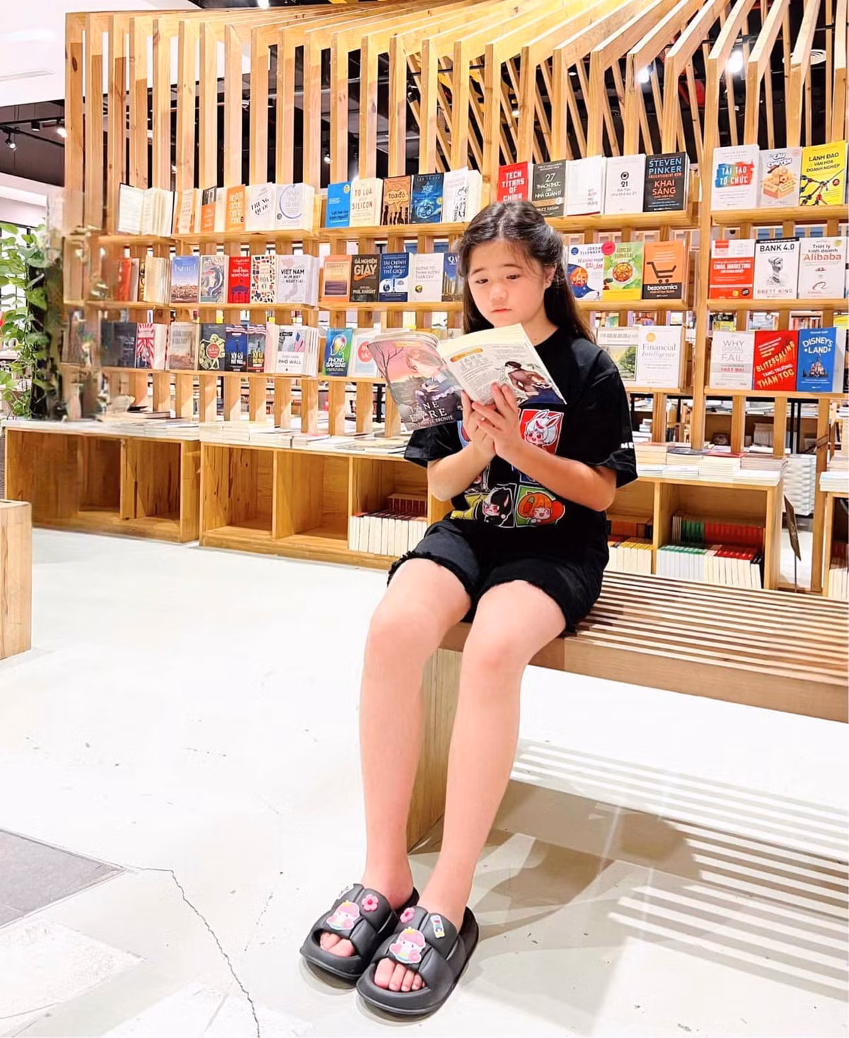  Con gái Thúy Nga càng lớn càng xinh xắn, sở hữu đôi chân dài thẳng tắp.