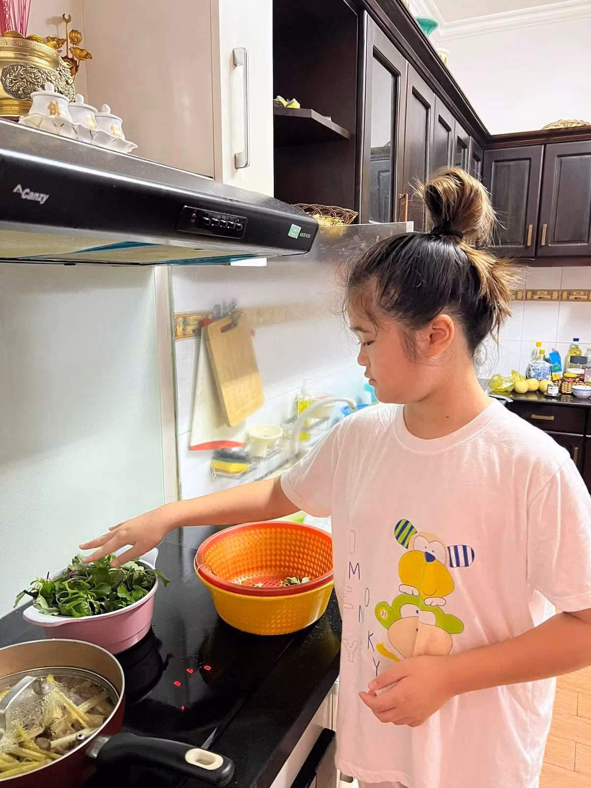 Danh hài thấy may mắn khi con ngày một trưởng thành và ngoan ngoãn. Nguyệt Cát chăm vào bếp nấu nướng.