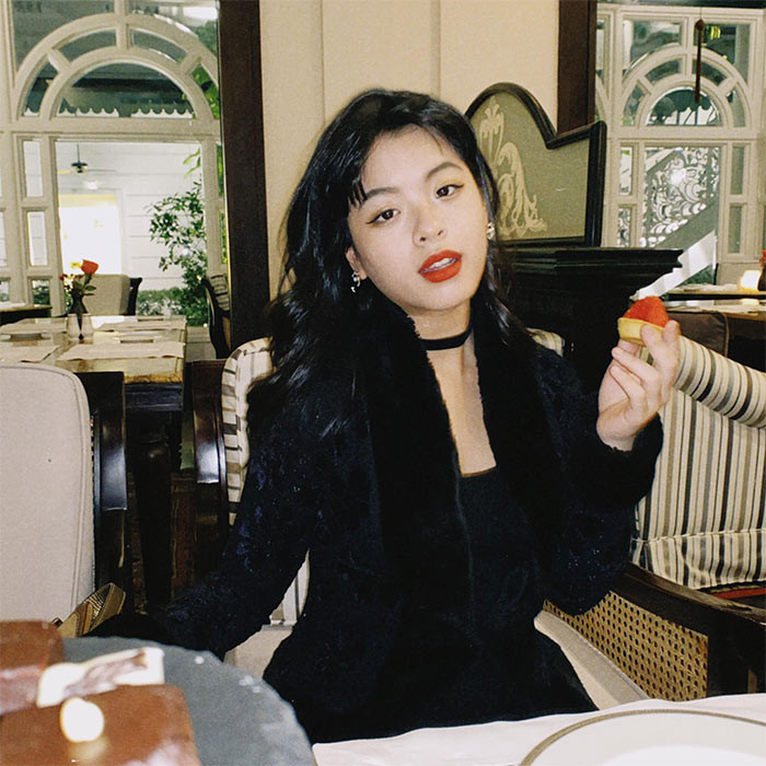 Từ nhỏ Hồng Khanh đã sớm bộc lộ năng khiếu về âm nhạc ảnh hưởng từ bố - nhạc sĩ Đỗ Hồng Quân. Con gái út của Chiều Xuân học nhiều thể loại nhạc cụ như: piano, guitar, ukulele... và thanh nhạc.