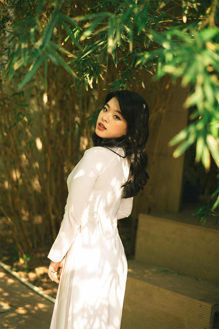 Năm 16 tuổi, Hồng Khanh ra sản phẩm âm nhạc đầu tay MV mang tên "Thơm".