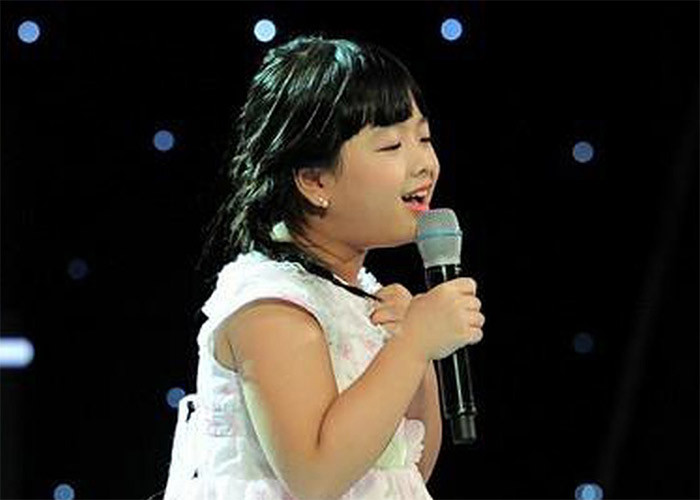 Hồng Khanh đáng yêu trên sân khấu The Voice Kids 2013. (Ảnh: An ninh thủ đô)