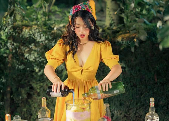 Hình ảnh Hồng Khanh thời gian gần đây khá gợi cảm và phá cách.