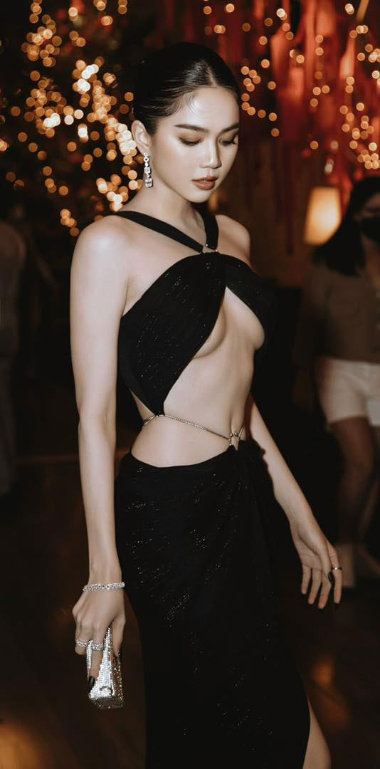 Chiếc váy đen cực kỳ gợi cảm giúp Ngọc Trinh khoe body nuột nà cùng vòng eo con kiến và một chút chân ngực.